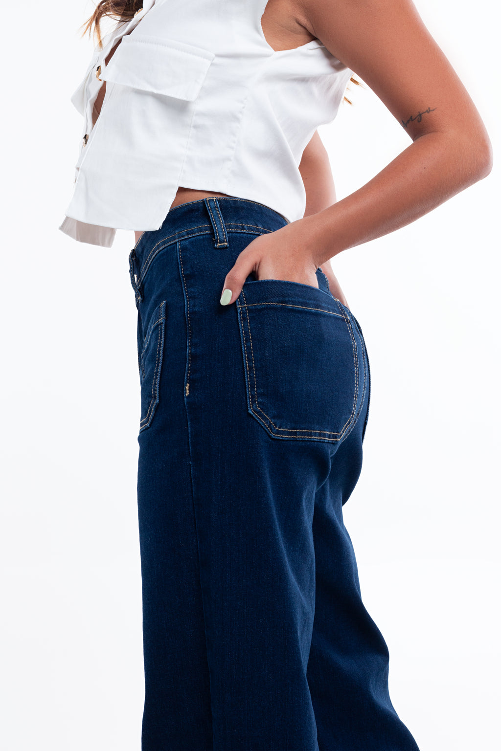 Jeans wide leg con bolsas delanteras