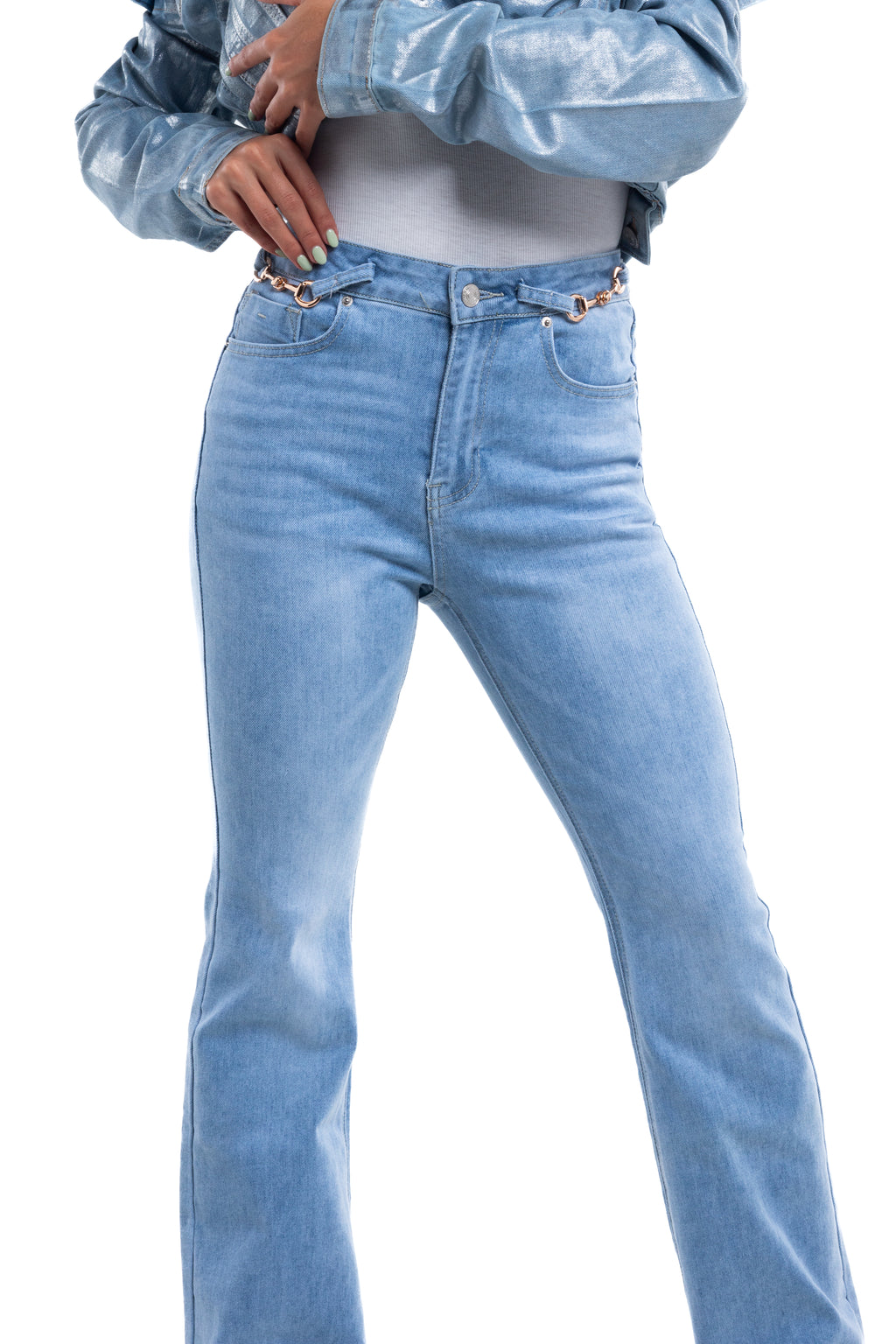 Jeans flare con herrajes