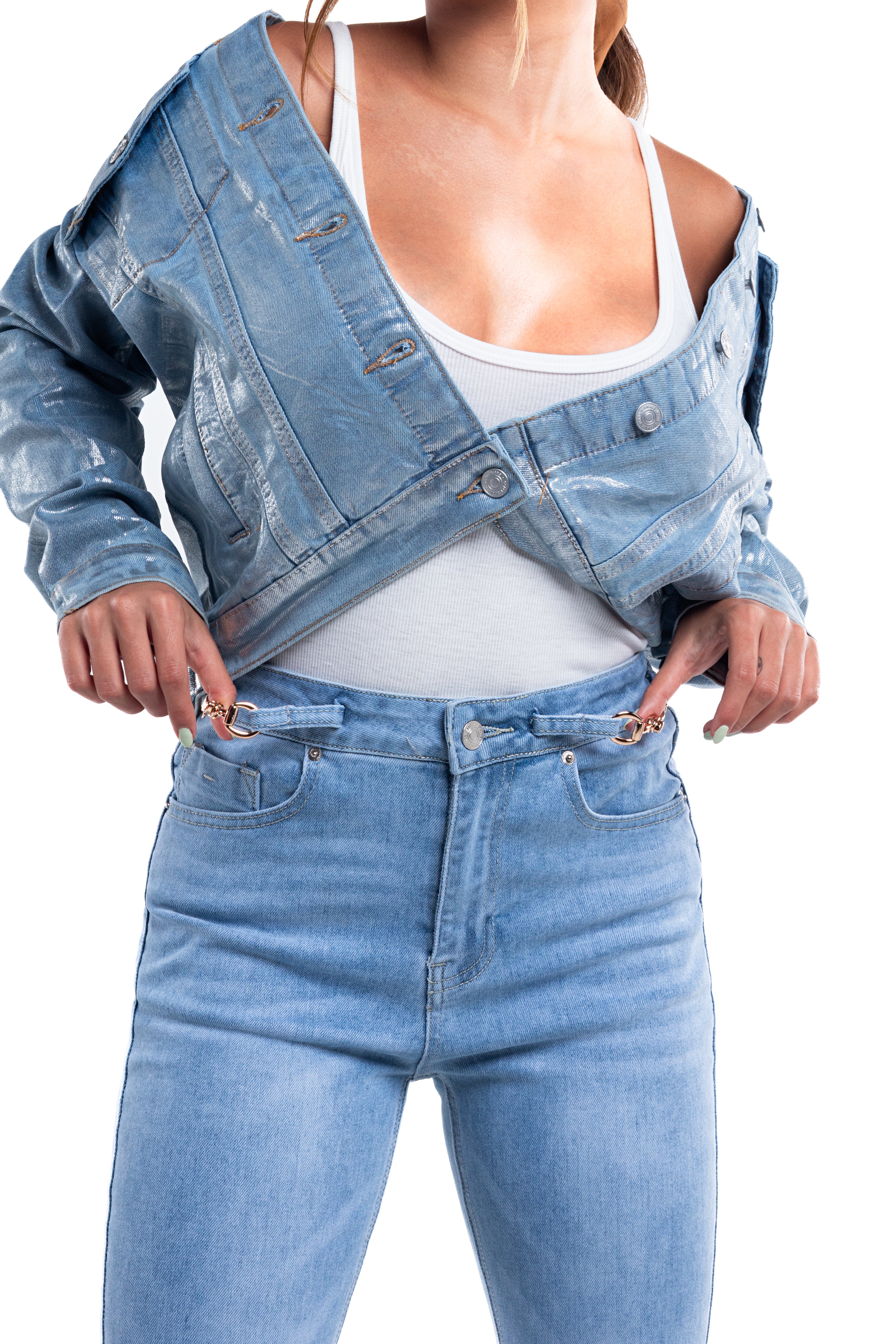 Jeans flare con herrajes